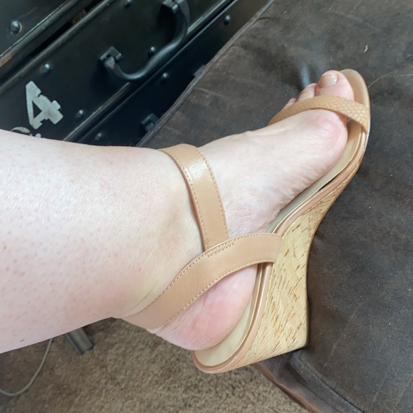 Nine West nude wedge sandals - Picture 15 of 16